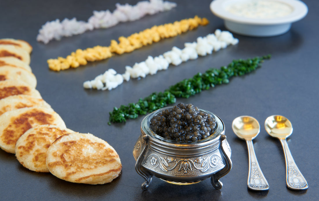 Kaviarsnack mit Schnittlauch und Creme fraîche